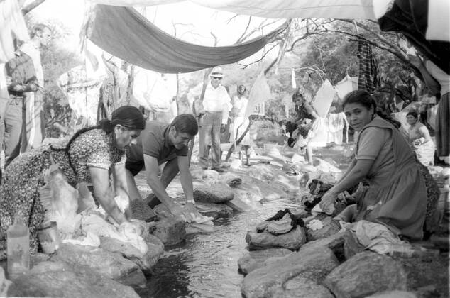 World Championship 1970 in Mexico Visit of the German team in an Indio Village 05 06 1970 Date estimated Max Lorenz BRD with 2 washerwomen HM