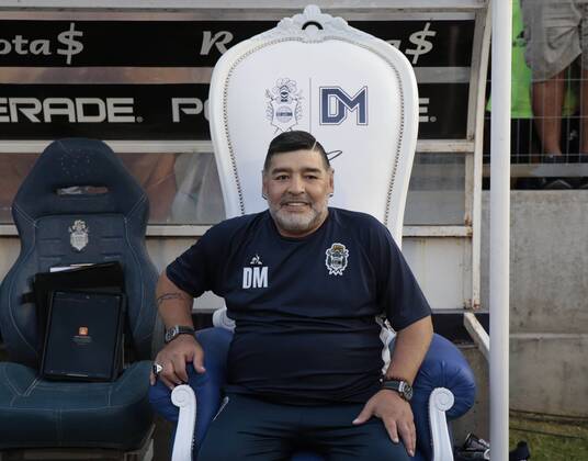 Sport Bilder des Tages Technical director of Gimnasia y Esgrima, Diego Maradona, during a match between Gimnasia y Esgrima and Vélez Sarfield for the Argentine Football Super League, at the Juan Carmelo Zerillo Stadium in La Plata, Buenos Aires, Argentina, 24 January 2020. Gimnasia y Esgrima vs. Velez Sarfield !ACHTUNG: NUR REDAKTIONELLE NUTZUNG!  Copyright: xDemianxAldayxEstevezx AME5040 20200125-637155095993211968