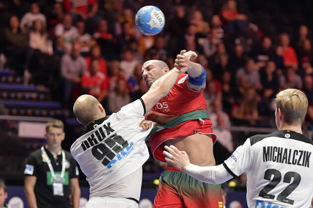 Portugal s Joao Miguel Ferraz in action againts Germany s Paul Drux and Marian Michalczik during the match for fifth sixth place between Germany and Portugal during the Men s European Handball Championship in Stockholm, Sweden, on Jan 25, 2020 Stockholm Sverige x10040x,  Copyright: xAndersxWiklund TTx EHF HANDBALL GERMANY-PORTUGAL