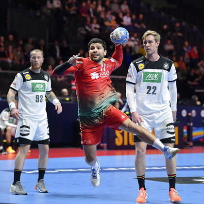Portugal s Belone Moreira C in action as Germany s Patrick Zieker L and Marian Michalczik look on during the match for fifth sixth place between Germany and Portugal during the Men s European Handball Championship in Stockholm, Sweden, on Jan 25, 2020 Stockholm Sverige x10040x,  Copyright: xAndersxWiklund TTx EHF HANDBALL GERMANY-PORTUGAL