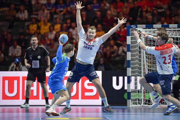 Norway s Petter Overby tries to block a shot during the bronze medal match between Slovenia and Norway during the Men s European Handball Championship in Stockholm, Sweden, on Jan 25, 2020 Stockholm Sverige x10040x,  Copyright: xAndersxWiklund TTx EHF HANDBALL SLOVENIA-NORWAY