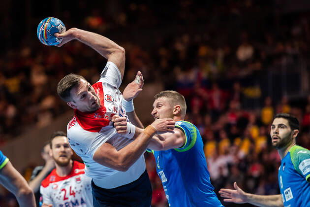 200125 Harald Reinkind of Norway and Blaz Blagotinsek of Slovenia during the EHF European Handball Championship bronze match between Norway and Slovenia on January 25, 2020 in Stockholm Photo Johanna Lundberg BILDBYRAN code JL 136107 bbeng ehf euro 2020 em 2020 european mens handball championship 2020 handball handball handballs em 2020 handball handball em 2020 norway norway slovenia slovenia bronze match bronze match,  Copyright: JOHANNAxLUNDBERG BB200125ZU081