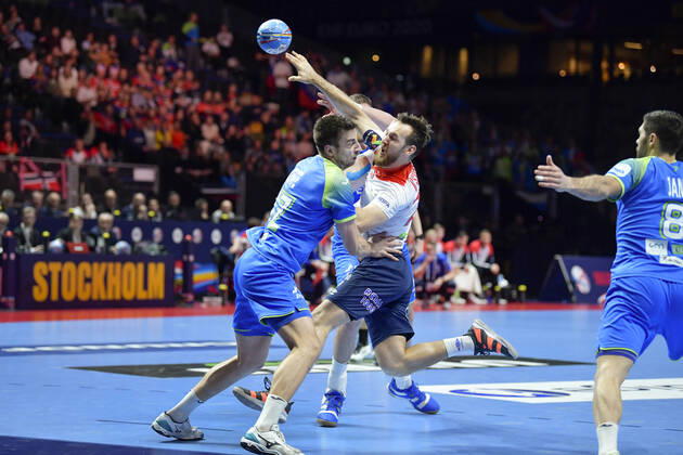 Norway s Christian O Sullivan C scores past Slovenia s Nejc Cehte during the bronze medal match between Slovenia and Norway during the Men s European Handball Championship in Stockholm, Sweden, on Jan 25, 2020 Stockholm Sverige x10040x,  Copyright: xAndersxWiklund TTx EHF HANDBALL SLOVENIA-NORWAY