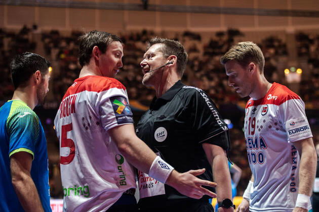 200125 Sander Sagosen of Norway in a discussion with the referee during the EHF European Handball Championship bronze match between Norway and Slovenia on January 25, 2020 in Stockholm Photo Johanna Lundberg BILDBYRAN kod JL 136107 bbeng ehf euro 2020 em 2020 european mens handball championship 2020 handball handball handballs em 2020 handball handball em 2020 norway norway slovenia slovenia bronze match bronze match,  Copyright: JOHANNAxLUNDBERG BB200125ZP081