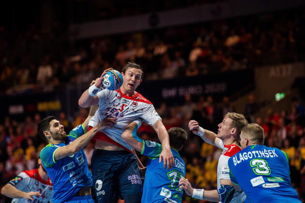 200125 Sander Sagosen of Norway against Blaz Janc and Nejc Cehte of Slovenia during the EHF European Handball Championship bronze match between Norway and Slovenia on January 25, 2020 in Stockholm Photo Johanna Lundberg BILDBYRAN kod JL 136107 bbeng ehf euro 2020 em 2020 european mens handball championship 2020 handball handball handball em 2020 handball handball em 2020 norway norway slovenia bronze match bronze match,  Copyright: JOHANNAxLUNDBERG BB200125ZQ089