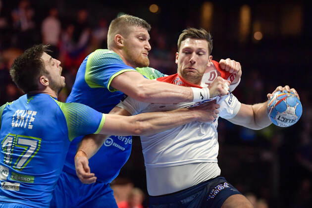 Slovenia s Nejc Cehte L and Blaz Blagotinsek challenge Norway s Kevin Maageroe Gulliksen during the bronze medal match between Slovenia and Norway during the Men s European Handball Championship in Stockholm, Sweden, on Jan 25, 2020 Stockholm Sverige x10040x,  Copyright: xAndersxWiklund TTx EHF HANDBALL SLOVENIA-NORWAY