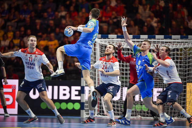 Slovenia s Nejc Cehte top tries to score past the Norweigan defence L R Petter Overby, Christian O Sullivan och Sander Sagosen during the bronze medal match between Slovenia and Norway during the Men s European Handball Championship in Stockholm, Sweden, on Jan 25, 2020 Stockholm Sverige x10040x,  Copyright: xAndersxWiklund TTx EHF HANDBALL SLOVENIA-NORWAY