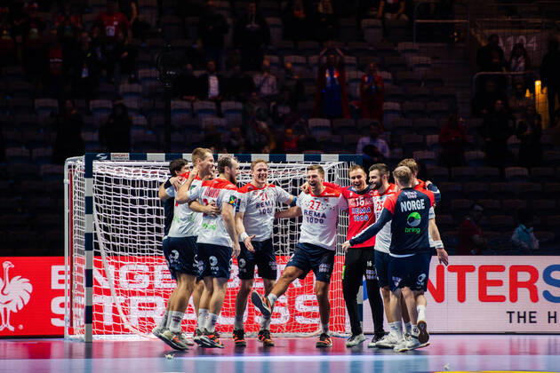 200125 Players of Norway celebrate after the EHF European Handball Championship bronze match between Norway and Slovenia on January 25, 2020 in Stockholm Photo Johanna Lundberg BILDBYRAN kod JL 136107 bbeng ehf euro 2020 em 2020 european mens cheering handball championship 2020 handball handball handballs in 2020 handball handball em 2020 norway norway slovenia slovenia bronze match bronze match,  Copyright: JOHANNAxLUNDBERG BB200125ZG093