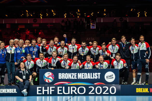 200125 Players of Norway celebrate with their bronze medals after the EHF European Handball Championship bronze match between Norway and Slovenia on January 25, 2020 in Stockholm Photo Johanna Lundberg BILDBYRAN kod JL 136107 bbeng ehf euro 2020 em 2020 european mens handball championship 2020 handball handball cheers bronze bronze medal handball em 2020 handball handball em 2020 norway norway slovenia bronze match bronze match,  Copyright: JOHANNAxLUNDBERG BB200125ZS093