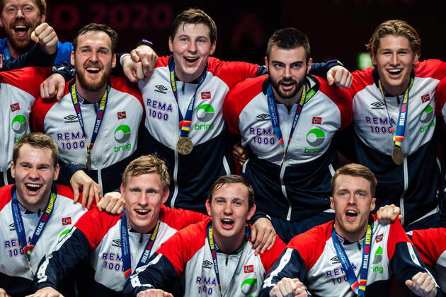 200125 Players of Norway celebrate with their bronze medals after the EHF European Handball Championship bronze match between Norway and Slovenia on January 25, 2020 in Stockholm Photo Johanna Lundberg BILDBYRAN kod JL 136107 bbeng ehf euro 2020 em 2020 european mens handball championship 2020 handball handball cheers bronze bronze medal handball em 2020 handball handball em 2020 norway norway slovenia bronze match bronze match,  Copyright: JOHANNAxLUNDBERG BB200125ZL101
