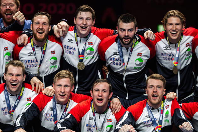200125 Players of Norway celebrate with their bronze medals after the EHF European Handball Championship bronze match between Norway and Slovenia on January 25, 2020 in Stockholm Photo Johanna Lundberg BILDBYRAN kod JL 136107 bbeng ehf euro 2020 em 2020 european mens handball championship 2020 handball handball cheers bronze bronze medal handball em 2020 handball handball em 2020 norway norway slovenia bronze match bronze match,  Copyright: JOHANNAxLUNDBERG BB200125ZE103