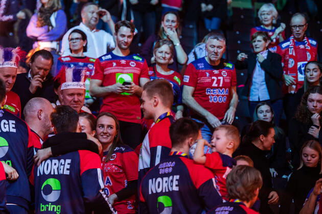 200125 Players of Norway celebrate with supporters after the EHF European Handball Championship bronze match between Norway and Slovenia on January 25, 2020 in Stockholm Photo Johanna Lundberg BILDBYRAN kod JL 136107 bbeng ehf euro 2020 em 2020 european mens handball championship 2020 handball handball cheering audience handballs em 2020 handball handball em 2020 norway norway slovenia slovenia bronze match bronze match,  Copyright: JOHANNAxLUNDBERG BB200125ZO104