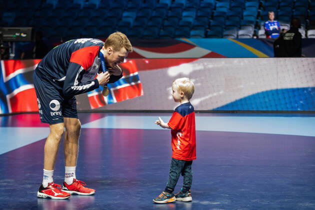 200125 Kristian Bjornsen of Norway celebrates bronze medal with his son after the EHF European Handball Championship bronze match between Norway and Slovenia on January 25, 2020 in Stockholm Photo Johanna Lundberg BILDBYRAN kod JL 136107 bbeng ehf euro 2020 em 2020 european mens jubilee child bronze medal bronze handball championship 2020 handball handball handball em 2020 handball handball em 2020 norway norway slovenia bronze match bronze match,  Copyright: JOHANNAxLUNDBERG BB200125ZL104