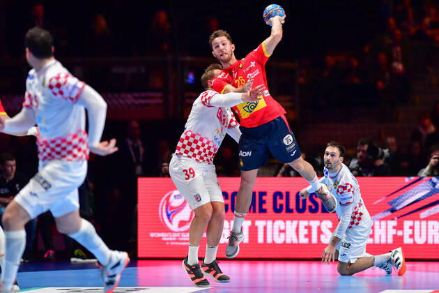 European Handball Championship Final, 26 01 2020, Spain Croatia, Tele2 Arena, Stockholm David Mandic Croatia, 39 Aleix Gomez Abello Spain, 28 Igor Karacic Croatia, 18 Action Steep Attack Tempo, 26 01 2020, Stockholm Sweden, Handball, EM 2020, Final, Croatia Spain xshx
