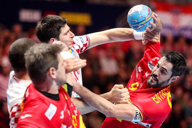 Sport Bilder des Tages Spain v Croatia - Final - Men s EHF EURO 2020 Marko Mamic of Croatia is challenged by Raul Entrerrios Rodriguez of Spain during the Men s EHF EURO 2020 final match between Spain and Croatia at Tele2 Arena in Stockholm, Sweden on January 26, 2020. Photo by Luka Stanzl PIXSELL LukaxStanzl PIXSELL