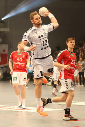 Handball test match 2019 2020 Handball Sportverein Hamburg vs THW Kiel Dominik Vogt Handball Sportverein Hamburg , Steffen Weinhold Kiel , successful goal throw, zum 0 1, Jan Forstbauer Handball Sportverein Hamburg , Sporthalle Hamburg Hamburg