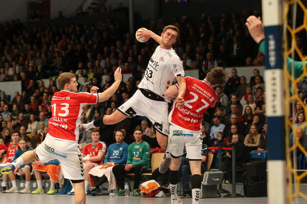 Handball test match 2019 2020 Handball Sportverein Hamburg vs THW Kiel Niklas Weller Handball Sportverein Hamburg ,Nikola Bilyk Kiel ,successful goal throw,Thies Bergemann Handball Sportverein Hamburg , Sporthalle Hamburg Hamburg