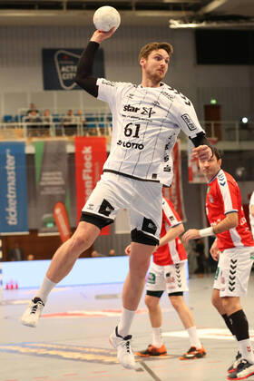 Handball test match 2019 2020 Handball sports club Hamburg vs THW Kiel Hendrik Pekeler Kiel ,successful goal throw, Sporthalle Hamburg Hamburg