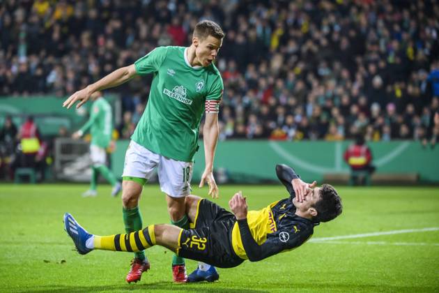 04 02 2020, xkvx, Fussball DFB Pokal 1 8 Finale, SV Werder Bremen Borussia Dortmund emspor, v l Rangelei Zweikampf Niklas Moisander SV Werder Bremen , Giovanni Reyna BVB Borussia Dortmund DFL DFB REGULATIONS PROHIBIT ANY USE OF PHOTOGRAPHS as IMAGE SEQUENCES and or QUASI VIDEO Bremen