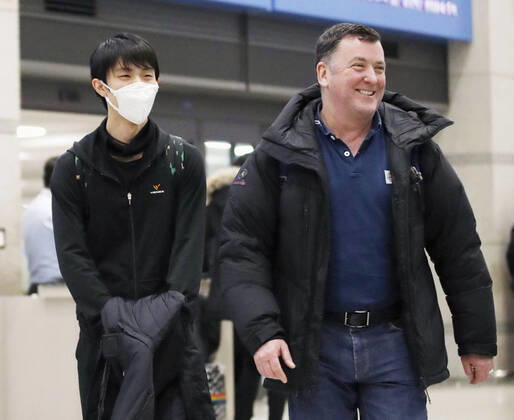 Figure skating, Eiskunstlauf Four Continents championships Japanese figure skater Yuzuru Hanyu (L) and his coach Brian Orser arrive at Incheon Airport on Feb. 4, 2020, ahead of the Four Continents Figure Skating Championships starting in Seoul two days later. 