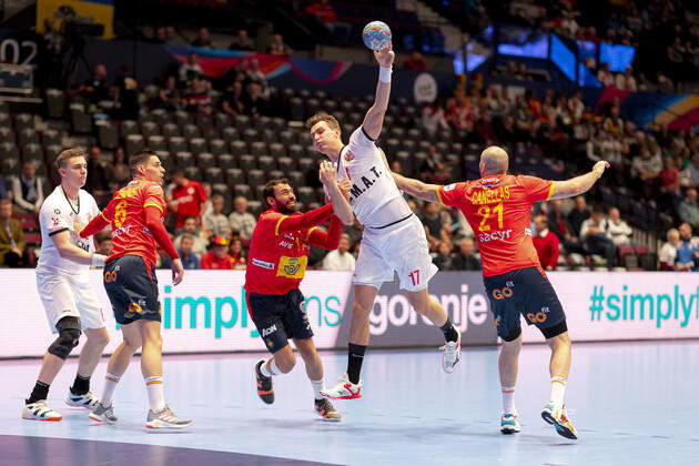 Stanislav Kasparek No 17, Czech Republic vs Ferran Sole Sala No 14, Spain and Joan Canellas Reixach No 21, Spain Spain vs Czech Republic, Handball, Main Round, EHF Euro 2020, 16 01 20 Vienna Vienna Austria Copyright: xAgentur54Gradx xFelixxKoenigx