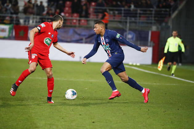 Kylian Mbappe ( PSG ) vs Romain Amalfitano ( Dijon ) FOOTBALL : Coupe de France - Dijon vs PSG - Ligue 1 - 12 02 2020 GwendolineLeGoff Panoramic 