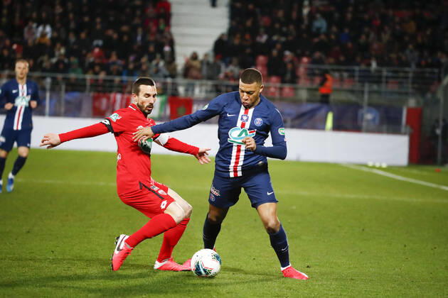 Kylian Mbappe ( PSG ) vs Romain Amalfitano ( Dijon ) FOOTBALL : Coupe de France - Dijon vs PSG - Ligue 1 - 12 02 2020 GwendolineLeGoff Panoramic 