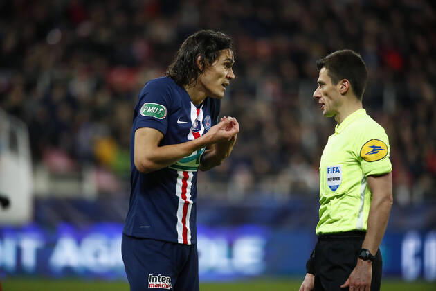 Edinson Cavani ( PSG ) et Benoit Bastien ( Arbitre principal ) FOOTBALL : Coupe de France - Dijon vs PSG - Ligue 1 - 12 02 2020 GwendolineLeGoff Panoramic 