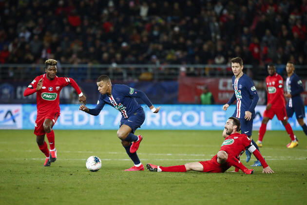 Kylian Mbappe ( PSG ) vs Didier Ndong ( Dijon ) Romain Amalfitano ( Dijon ) FOOTBALL : Coupe de France - Dijon vs PSG - Ligue 1 - 12 02 2020 GwendolineLeGoff Panoramic 
