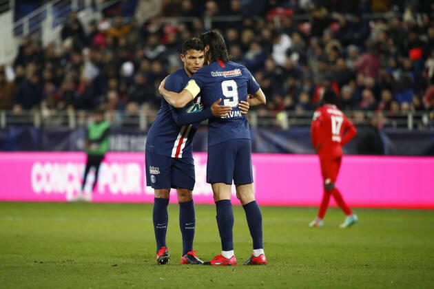 Thiago Silva ( PSG ) passe brassard capitaine a Edinson Cavani ( PSG ) FOOTBALL : Coupe de France - Dijon vs PSG - Ligue 1 - 12 02 2020 GwendolineLeGoff Panoramic 