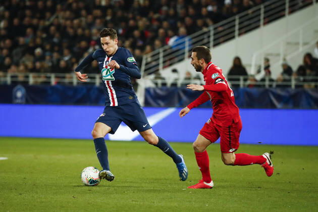 Julian Draxler (PSG) vs Romain Amalfitano ( Dijon ) FOOTBALL : Coupe de France - Dijon vs PSG - Ligue 1 - 12 02 2020 GwendolineLeGoff Panoramic 