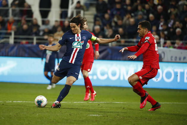 Edinson Cavani ( PSG ) vs Wesley Lautao ( Dijon ) FOOTBALL : Coupe de France - Dijon vs PSG - Ligue 1 - 12 02 2020 GwendolineLeGoff Panoramic 
