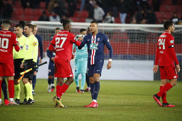 Hamza Mendyl (Dijon) et Kylian Mbappe ( PSG ) accolade FOOTBALL : Coupe de France - Dijon vs PSG - Ligue 1 - 12 02 2020 GwendolineLeGoff Panoramic 