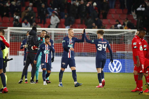 accolade joie Mitchel Bakker (PSG) avec Adil Aouchiche (PSG) FOOTBALL : Coupe de France - Dijon vs PSG - Ligue 1 - 12 02 2020 GwendolineLeGoff Panoramic 