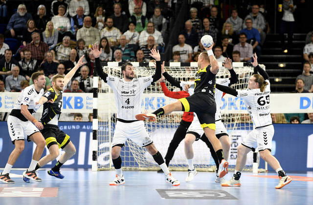 Christian Zeitz TVB Stuttgart, 20 against Domagoj Duvnjak THW Kiel, 4 and Lukas Nilsson THW Kiel, 65 , Handball Bundesliga, Liqui Moly HBL, Men, 23 Matchday, THW Kiel vs TVB Stuttgart, 16 02 20 Kiel Sparkassen Arena Schleswig Holstein Germany