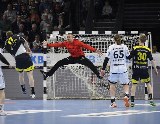 Samuel Röthlisberger TVB Stuttgart, 17 ahead of Dario Quenstedt THW Kiel, 21 , Handball Bundesliga, Liqui Moly HBL, Men, 23 Matchday, THW Kiel vs TVB Stuttgart, 16 02 20 Kiel Sparkassen Arena Schleswig Holstein Germany