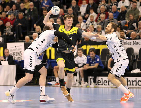 Photo Goal throw by Samuel Röthlisberger Stuttgart against Steffen Weinhold Kiel and Hendrik Pekeler, left Handball Men on 16 02 2020 1 Bundesliga THW Kiel TVB Stuttgart 35 23