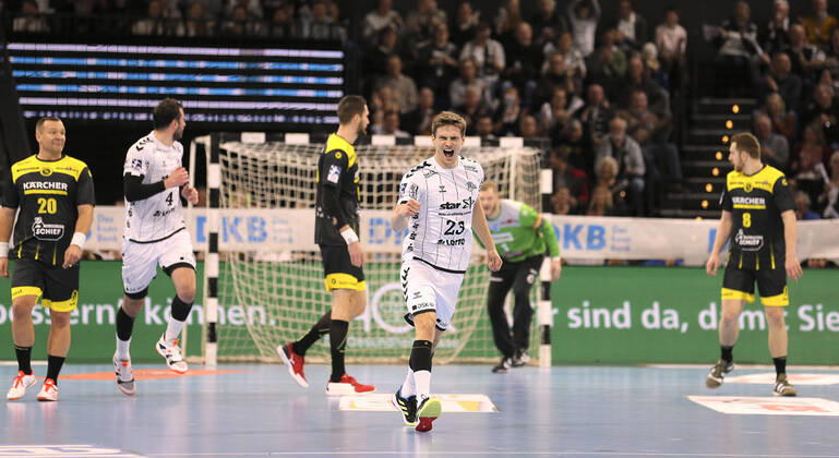 Photo Victory celebration with the players Rune Dahmke Kiel Handball Men on 16 02 2020 1 Bundesliga THW Kiel TVB Stuttgart 35 23