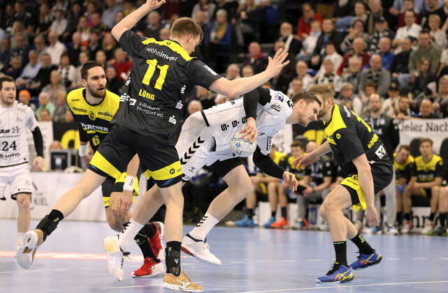 Photo Goal throw by Hendrik Pekeler Kiel against Adam Lönn 11 and Samuel Röthlisberger Handball Men on 16 02 2020 1 Bundesliga THW Kiel TVB Stuttgart 35 23