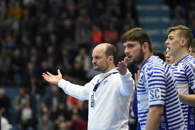 Torge Greve Coach VfL Gummersbach and his bank complain, VfL Gummersbach HSC 2000 Coburg, men, 2 league, Liqui Moly Handball Bundesliga, 21 Matchday, 18 02 2020, VfL Gummersbach HSC 2000 Coburg, Handball, Liqui Moly 2 Handball Bundesliga, men, season 2019 20 Gummersbach Copyright: xAugstx xEibner-Pressefotox EP_jat