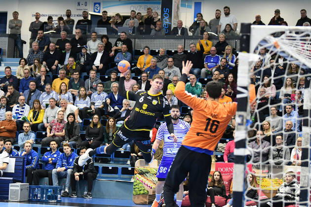 6 Max Jaeger 6 HSC 2000 Coburg against Filip Ivic 16 VfL Gummersbach VfL Gummersbach HSC 2000 Coburg, men, 2 league, Liqui Moly Handball Bundesliga, 21 Matchday, 18 02 2020, VfL Gummersbach HSC 2000 Coburg, Handball, Liqui Moly 2 Handball Bundesliga, men, season 2019 20 Gummersbach Copyright: xAugstx xEibner-Pressefotox EP_jat