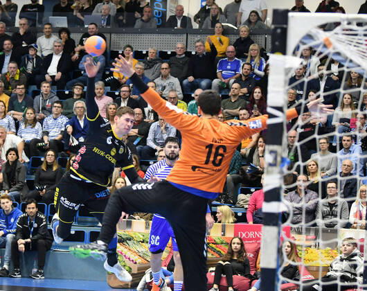 6 Max Jaeger 6 HSC 2000 Coburg against Filip Ivic 16 VfL Gummersbach VfL Gummersbach HSC 2000 Coburg, men, 2 league, Liqui Moly Handball Bundesliga, 21 Matchday, 18 02 2020, VfL Gummersbach HSC 2000 Coburg, Handball, Liqui Moly 2 Handball Bundesliga, men, season 2019 20 Gummersbach Copyright: xAugstx xEibner-Pressefotox EP_jat