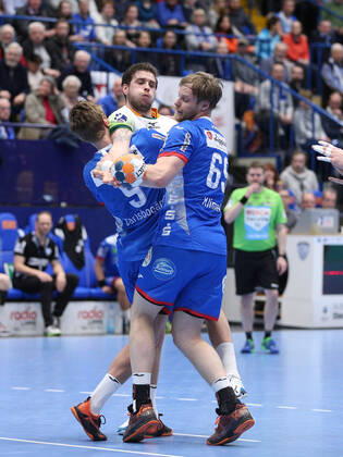 v l Jonathan Carlsbogard TBV Lemgo Lippe 9 , Olle Forsell Schefvert HSG Wetzlar 25 , Christian Klimek TBV Lemgo Lippe 69 GER, Handball, 1 Bundesliga, TBV Lemgo Lippe v HSG Wetzlar, 27 02 2020 Lemgo Copyright: xStrohdiekx Eibner-Pressefotox EP_jsk