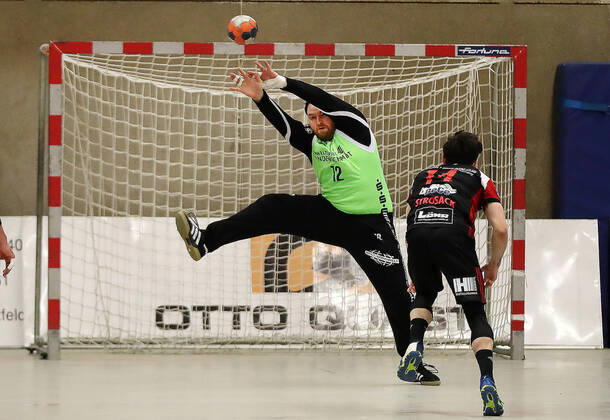 TuS Ferndorf TuS N Lübbecke, 29 02 2020 Goalkeeper Lucas Puhl TuS Ferndorf parries Peter Strosacks seven-metre goal at a score of5 3 TuS N Lübbecke Kreuztal Stählerwiese Germany
