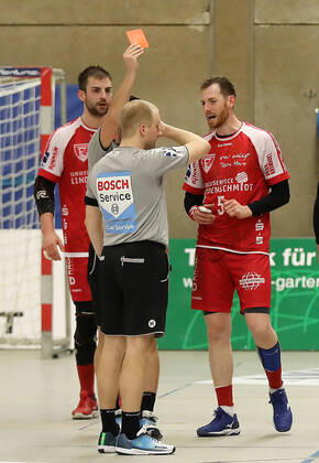 TuS Ferndorf TuS N Lübbecke, 29 02 2020 In the closing minutes Jonas Faulenbach TuS Ferndorf with red card has to leave the plate, left Thomas Rink TuS Ferndorf Kreuztal Stählerwiese Germany