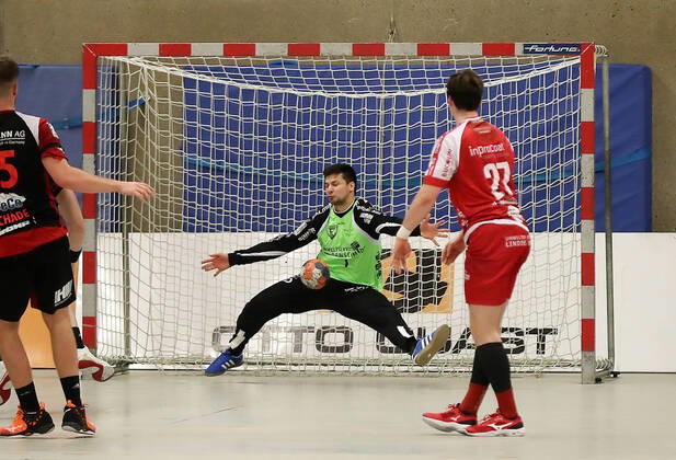 TuS Ferndorf TuS N Lübbecke, 29 02 2020 In the closing minute goalkeeper Marin Durica TuS Ferndorf at 22 20 with an important parry against Valentin Spohn TuS N Lübbecke not in picture, right Julian Schneider TuS Ferndorf Kreuztal Stählerwiese Germany