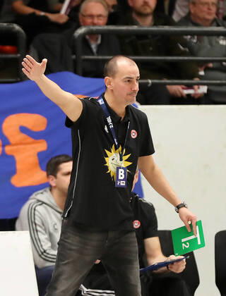 TuS Ferndorf TuS N Lübbecke, 29 02 2020 Trainer Emir Kurtagic TuS N Lübbecke , Kreuztal Stählerwiese Germany