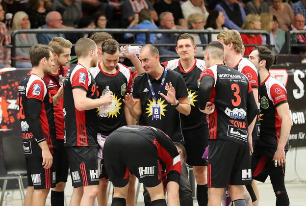 TuS Ferndorf TuS N Lübbecke, 29 02 2020 centre of picture Coach Emir Kurtagic TuS N Lübbecke, with his team in a time-out, Kreuztal Stählerwiese Germany