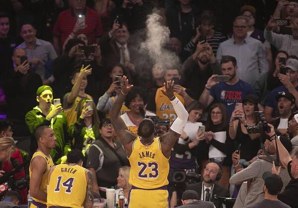 March 3, 2020, Los Angeles, California, USA: LeBron James 23 of the Los Angeles Lakers throws powder prior to their NBA, Basketball Herren, USA game with the Philadelphia 76ers on Tuesday March 3, 2020 at the Staples Center in Los Angeles, California. Lakers defeat 76ers, 120-107. JAVIER ROJAS PI Lakers defeat 76ers, 120-107 - ZUMAp124 20200303_zaa_p124_012 Copyright: xJavierxRojasx