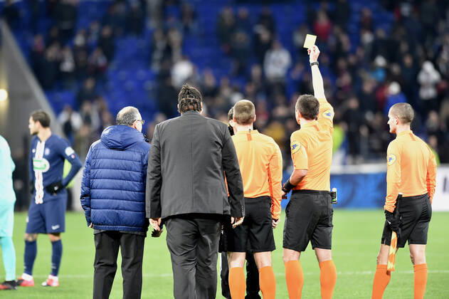 Rudi Gardia (lyon) et Ruddy Buquet (arbitre) FOOTBALL : Olympique Lyonnais vs Paris Saint Germain - Coupe de France - 1 2 finale - 04 03 2020 FredericChambert Panoramic 